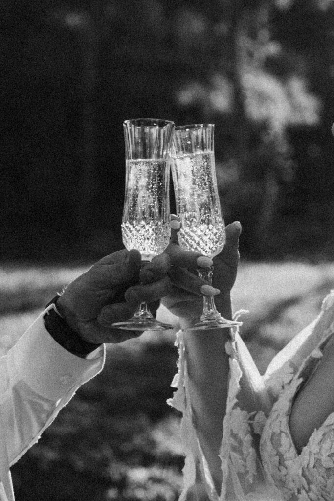 couple drinking champagne 