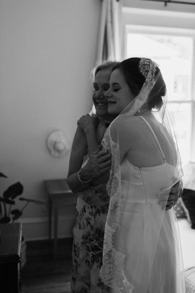bride and her mom hugging 