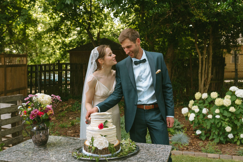couple cutting their beautiful wedding cake