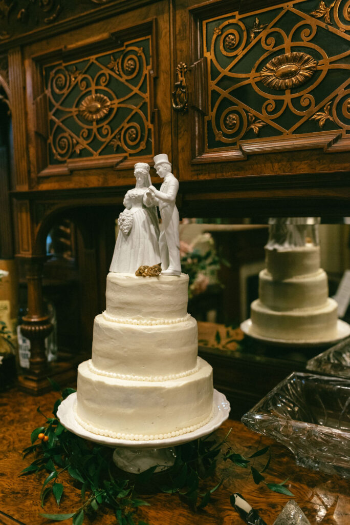 classy wedding day cake