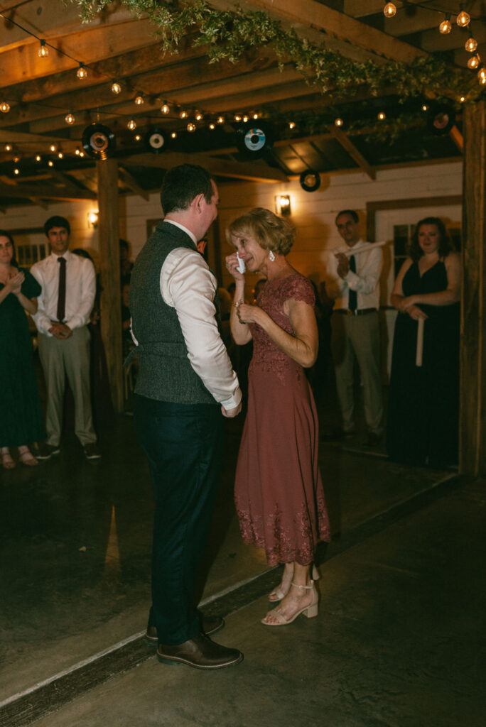 groom and his mom dancing