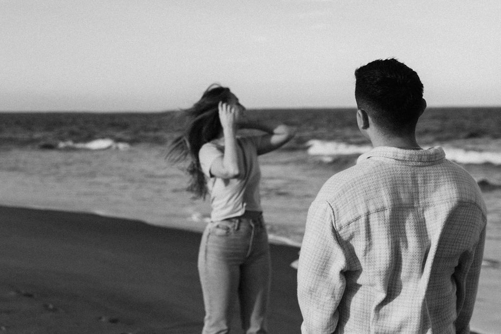 b&w photo of the couple at the beach 