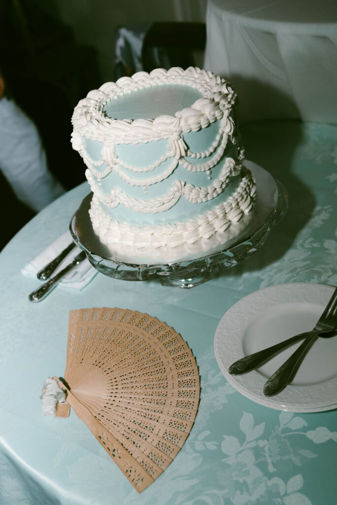 A Romantic Connecticut garden wedding Keeler Tavern Museum vintage wedding cake